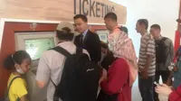 Antrean pembelian tiket kereta bandara Stasiun Sudirman Baru. (Liputan6.com/Delvira Chaerani Hutabarat)
