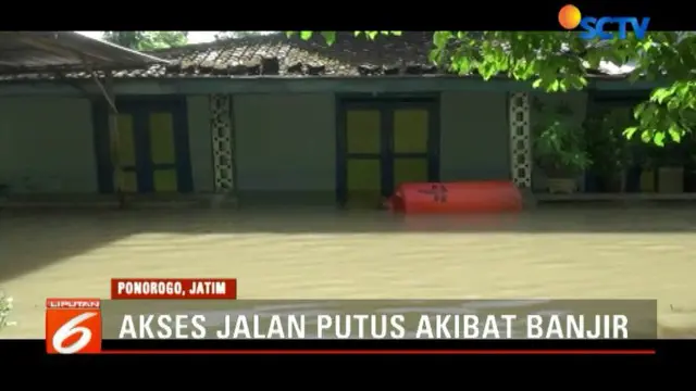 Banjir juga merendam sejumlah sekolah, perkantoran dan rumah warga. Kondisi ini membuat aktivitas warga menjadi lumpuh.