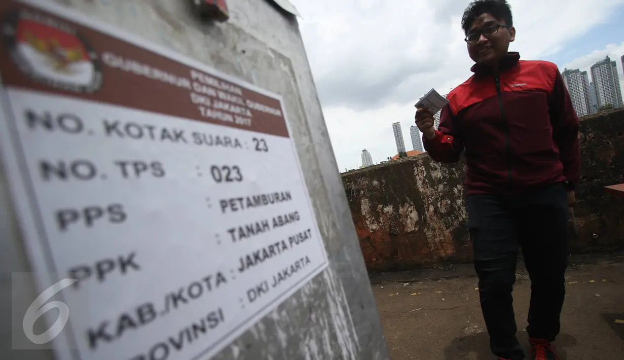 Warga menggunakan hak pilihnya dalam Pilkada DKI 2017 di TPS 023 Petamburan, Jakarta, Rabu (15/2). Di kawasan itu, petugas juga melakukan jemput suara kepada warga lansia yang sudah tidak sanggup berjalan menuju TPS. (Liputan6.com/Immanuel Antonius)