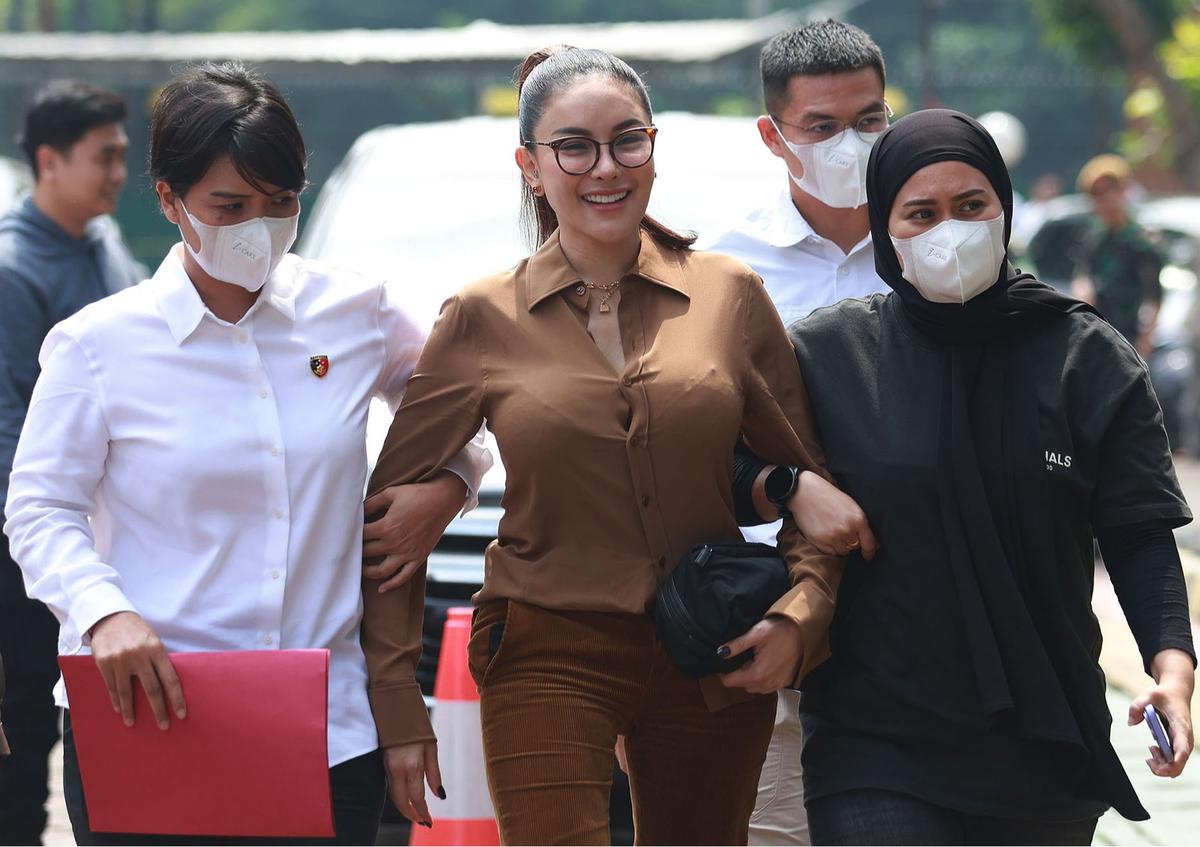 FOTO: Nikita dan Asistennya Mail Diserahkan ke Kejari Jakarta Selatan
