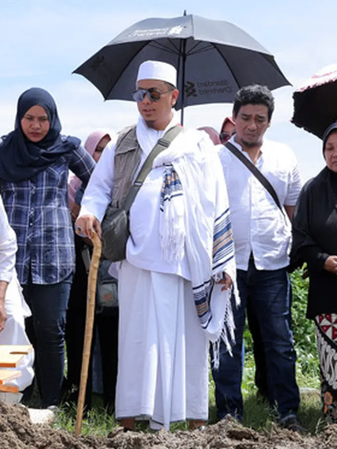 [Bintang] Opick di pemakaman istrinya Wulan Mayasari