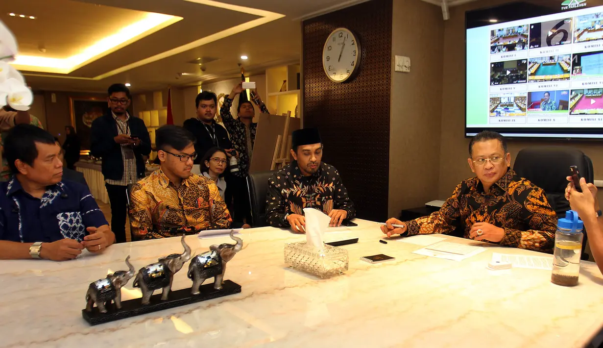 Glenn Fredly bersama musikus lainnya menemui Ketua DPR Bambang Soesatyo di Kompleks Parlemen, Senayan, Jakarta, Senin (28/1). Pertemuan membahas hasil kajian RUU Permusikan yang dilakukan bersama Koalisi Seni Indonesia dan KAMI. (Liputan6.com/Johan Tallo)