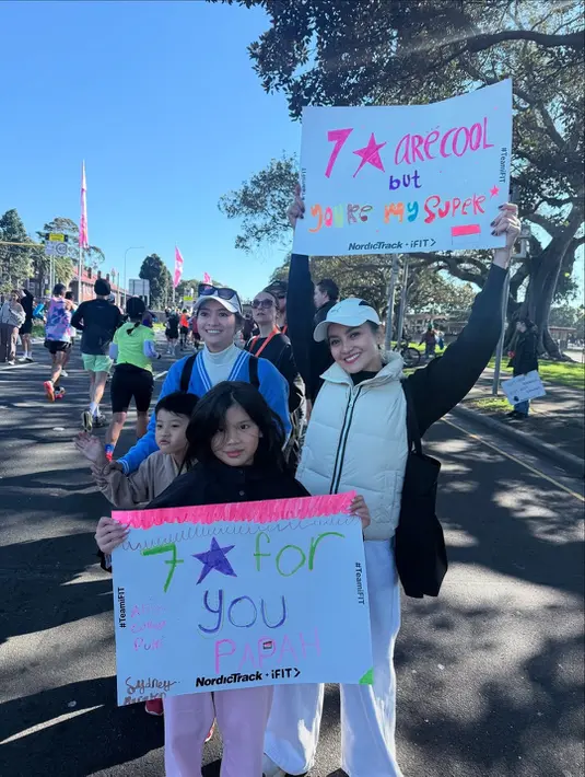 Ririn Ekawati padukan sweater hitam dengan puffer vest dan celana panjang putih yang stylish [@ririnekawati]