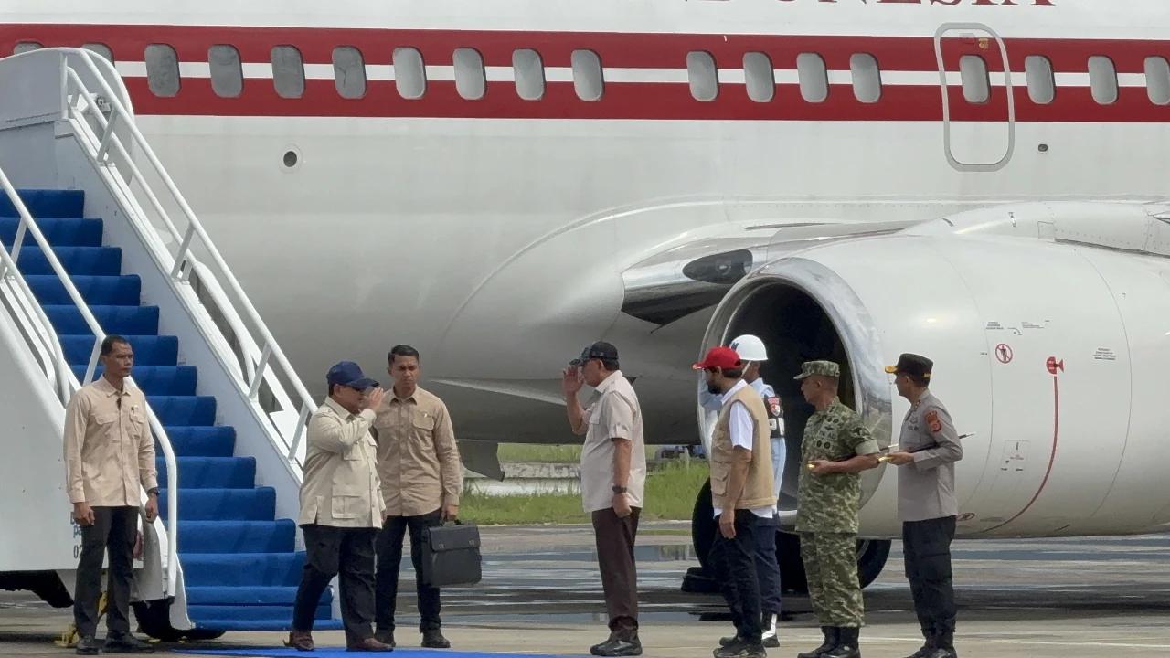 VIDEO: Momen Prabowo Langsung Peluk Gubernur Mualem saat Tiba di Aceh Tinjau Banjir