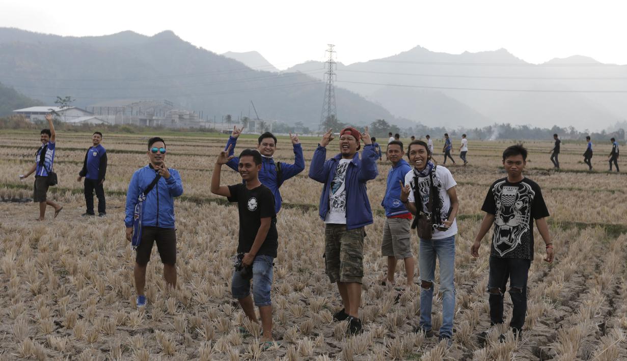Para Bobotoh foto bersama sebelum berangkat menuju Stadion Si Jalak Harupat, Bandung dengan latar belakang pegunungan. (Bola.com/Vitalis Yogi Trisna)