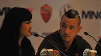 Jupe Goda Radja Nainggolan: Semoga Kamu di Bawah Kendali Saya