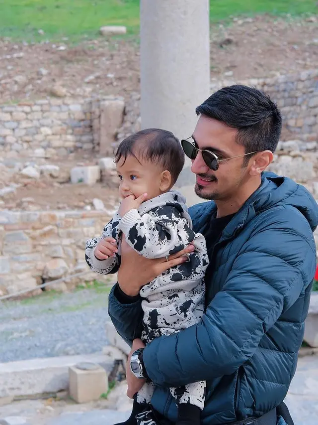 Razi Bawazier, suami Vebby Palwinta bersama putranya. (Foto: Instagram/razibawazier)