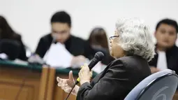 Komariah Emong Sapardjaja menyampaikan bahwa perbuatan pinjam-meminjam antara salah satu deputi BI dengan pemegang saham suatu bank bukan ranah korupsi, Pengadilan Tipikor, Jakarta, Kamis (5/6/2014) (Liputan6.com/Faizal Fanani)