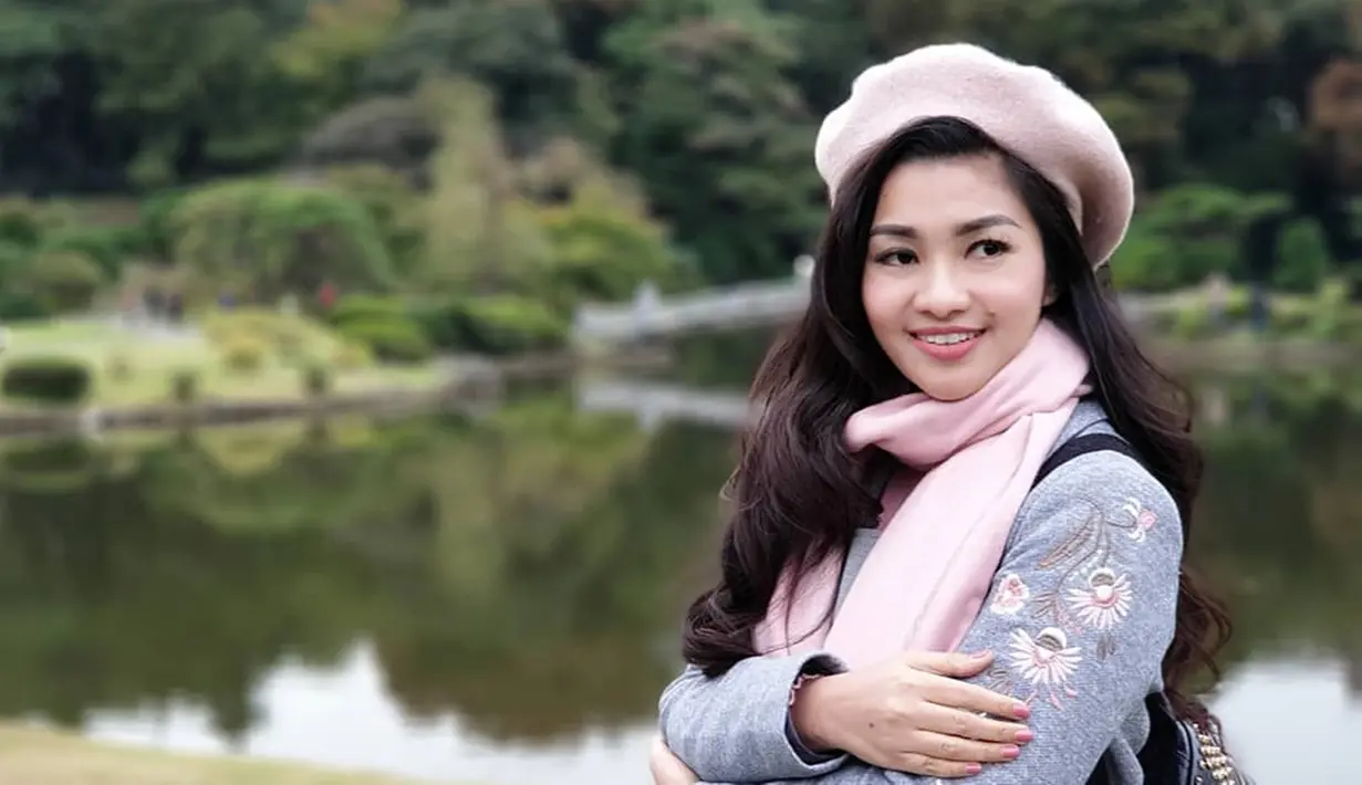 Fitri Carlina yang memiliki nama asli Fitri Dian Puspita merupakan adik dari pedangdut Nini Carlina. Nama Fitri mulai melejit pada tahun 2006 sejak menyanyikan lagu berjudul SMS versi bahasa jawa.(Liputan6.com/IG/@fitricarlina)