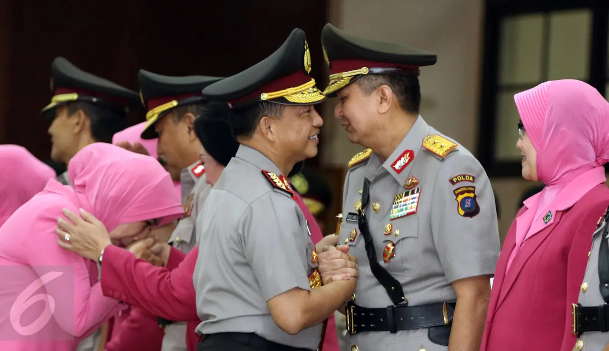 Kapolri Jenderal Tito Karnavian memberi ucapan selamat kepada Kapolda Sumut yang baru Irjen Rycko Amelza Dahniel ketika pelantikan dan sertijab lima kapolda dan Kabaintelkam Polri di Rupatama Mabes Polri, Jakarta, Rabu (12/10). (Liputan6.com/Helmi Afandi)