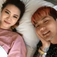 Lee Jeong Hoon sedang menemani Moa Aeim yang baru saja melahirkan bayi perempuan (Instagram/@leejeonghoon)