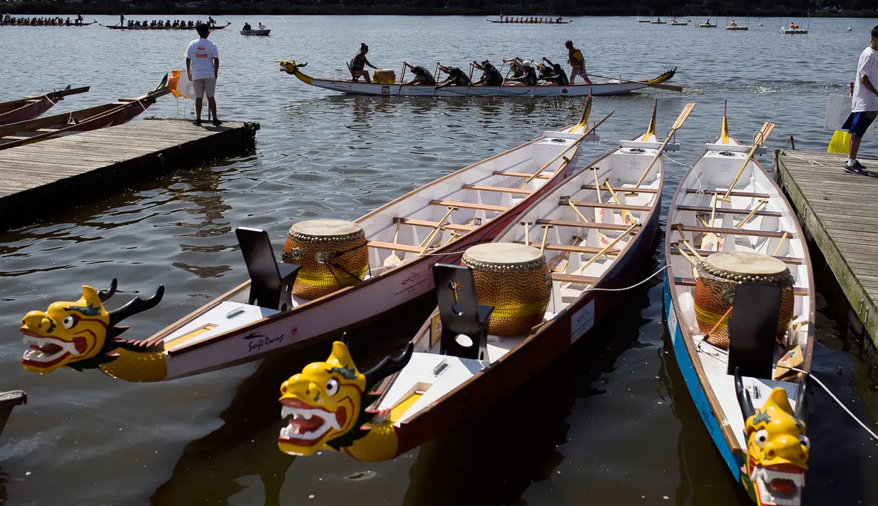 Sejumlah perahu yang digunakan peserta untuk mengikuti Festival Perahu Naga Hong Kong di Queens, New York, Minggu (13/8). Balap perahu naga biasanya menggunakan arena di sungai besar atau di tengah danau. (AP/Andres Kudacki)