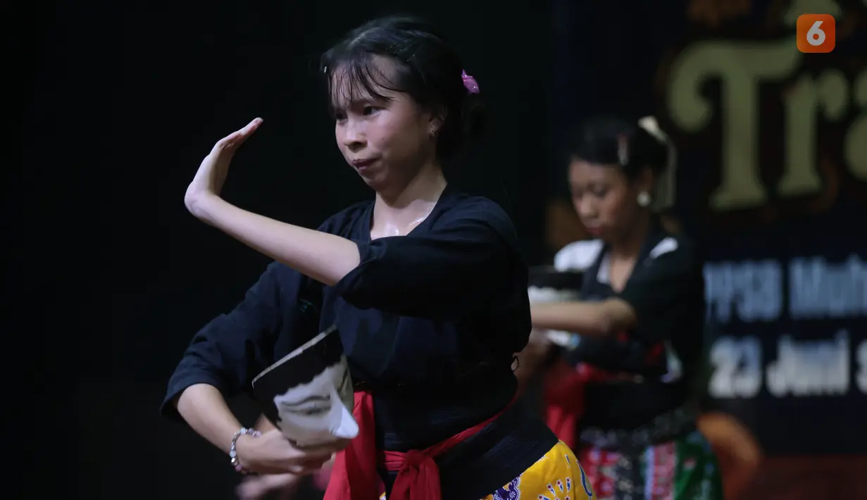 Sejumlah remaja putri mengikuti pelatihan tari tradisi di Pusat Pelatihan Seni Budaya (PPSB) Muhammad Mashabi, Jalan KH Mas Mansyur, Kebon Melati, Tanah Abang, Jakarta Pusat, Rabu (1/7/2026). Kegiatan yang berlangsung pada 23 Juni hingga 6 Juli 2026 itu menjadi wadah pengembangan keterampilan sekaligus upaya melestarikan seni budaya tradisional. Para peserta mempelajari dasar-dasar gerak tari sebagai bagian dari pembinaan seni. PPSB Muhammad Mashabi dikenal sebagai ruang kegiatan seni budaya, edukasi, dan komunitas yang dapat dimanfaatkan masyarakat untuk mengembangkan minat, bakat, serta memperkuat kecintaan generasi muda terhadap budaya Indonesia.