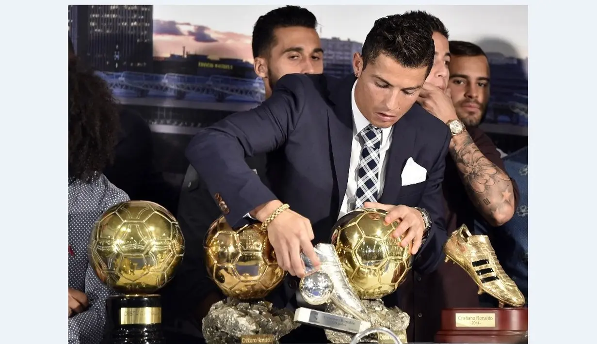 Bintang Real Madrid Cristiano Ronaldo membetulkan posisi sepatu emasnya saat acara seremoni penghaargaan atas pencapain sebagai Top Skor sepanjang masa El Real di Stdion Santiago Bernabeu, Madrid, Jumat (2/10/2015).  AFP Photo / Gerard Julien