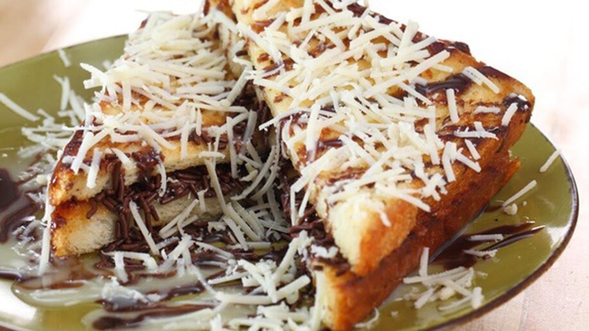 Lezatnya roti bakar keju dengan isian keju meleleh dan permukaan roti yang renyah, cocok untuk camilan sore hari