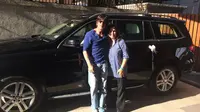 Shahrukh Khan Beri Hadiah Mobil Mewah untuk Farah Khan
