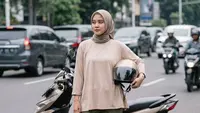 9 Model Blus Lebaran Simpel untuk Dipakai Mudik Naik Motor, Nyaman dan Tetap Modis