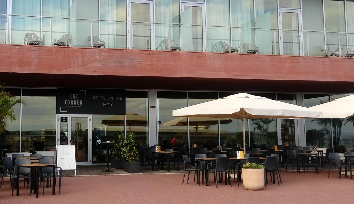Suasana tampak keluar dari CR7 Corner Restaurant and Bar. Cristiano Ronaldo membangun bisnis pariwisata itu di kota kelahirannya Funchal.  (Bola.com/Reza Khomaini)