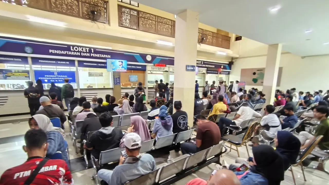 Sejumlah warga tampak mengantri untuk membayarkan pajak kendaraan di Samsat Depok I. (Liputan6.com/Dicky Agung Prihanto)