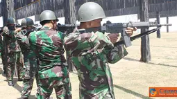 Citizen6, Surabaya: Ratusan Bintara dan Tamtama Kobangdikal mengasah naluri kemampuan tempur dengan menjalani Binlat menembak Triwulan III, dilapangan tembak Jala Krida Braja, Kesatrian Bumimoro, Kobangdikal, Selasa (25/9). (Pengirim: Penkobangdikal).
