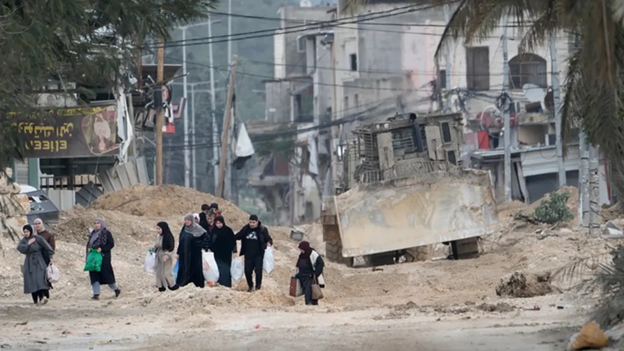 Warga di kamp pengungsi Nur Shams, Tepi Barat, dekat Tulkarem, meninggalkan rumah mereka saat militer Israel terus melakukan operasi di kawasan tersebut pada 11 Februari 2025.