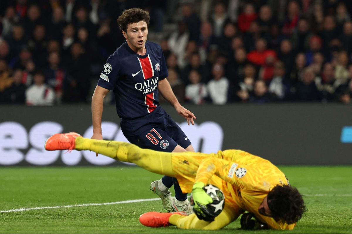 Aksi Alisson Becker tahan gempuran PSG