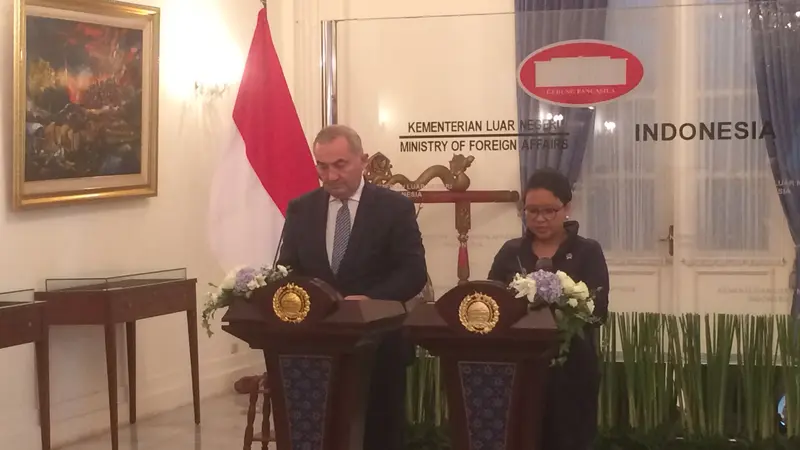 Menteri Luar Negeri RI, Retno Marsudi dan Menteri Luar Negeri Rumania, Lazar Comanescu dalam konferensi pers bersama di Gedung Pancasila, Kemlu