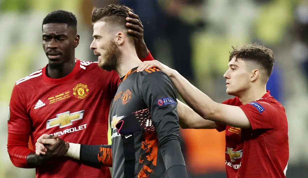 Para pemain Manchester United berusaha menenangkan David de Gea yang kecewa usai ditaklukkan Villarreal pada laga final Liga Europa di Stadion Gdansk, Kamis (27/5/2021). MU gagal menjadi juara usai takluk adu penalti dengan skor 10-11. (AFP/Maja Hijtj)