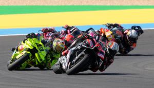 Pembalap Aprilia Racing Team, Marco Bezzecchi (depan), berhasil meraih podium juara di MotoGP Amerika Serikat 2026 yang berlangsung di Circuit of the Americas (COTA), Austin, Senin (30/3/2026) dini hari WIB. (AP Photo/Eraldo Peres)
