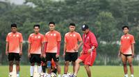 Pelatih Arema, Joko 'Getuk' Susilo, memberikan instruksi. (Bola.com/Iwan Setiawan)