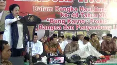 Megawati Soekarnoputri menangis saat haul Bung Karno yang digelar di Blitar, Jawa Timur. Ia teringat akan pengorbanan bapaknya demi persatuan dan kesatuan Indonesia.
