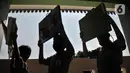 Murid membawa meja lipat saat tiba di Sekolah Dasar Negeri (SDN) Mekarsari 05, Tambun Selatan, Kabupaten Bekasi, Jawa Barat, Kamis (28/7/2022). Menurut salah seorang wali murid, ruang kelas tanpa fasilitas dasar tersebut sudah terjadi sejak 7 bulan lalu pasca gedung sekolah direnovasi dan hingga kini belum disediakan oleh Dinas Pendidikan setempat. (merdeka.com/Iqbal S. Nugroho)
