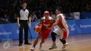 Pebasket Indonesia, Mario Wuysang melewati kawalan pemain Singapura, Wei Long Wong di semifinal SEA Games ke-28 di OCBC Arena Singapore, Minggu (14/6/2015). Indonesia unggul 87-74 atas Singapura. (Liputan6.com/Helmi Fithriansyah)