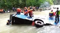 Petugas berusaha mencari keberadaan korban yang terjebak di dalam Bus Sriwijaya di tengah derasnya arus Sungai Lematang Pagar Alam Sumsel (Dok. Humas Basarnas Palembang / Nefri Inge)