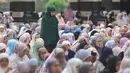 Sejak pagi hari, jamaah mulai berdatangan untuk mengikuti rangkaian ibadah yang menjadi penanda berakhirnya bulan suci Ramadan. Tampak dalam foto, ribuan umat Islam ketika melaksanakan salat Idul Fitri 1447 Hijriah di Mesjid Kubah Emas, Depok, Jawa Barat, Sabtu (21/3/2026). (merdeka.com/Arie Basuki)