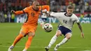 Striker Timnas Belanda, Donyell Malen (kiri) berebut bola dengan bek Timnas Inggris, Kieran Trippier pada laga semifinal Euro 2024 di Westfalenstadion, Dortmund, Jerman, Kamis (10/7/2024). (AP Photo/Frank Augstein)