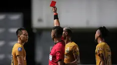 Bhayangkara FC harus bermain dengan 10 pemain di laga ini. Pasalnya Lee Yujun dikartu merah wasit setelah menampar Finky Pasamba dalam duel perebutan bola. (Bola.com/Bagaskara Lazuardi)