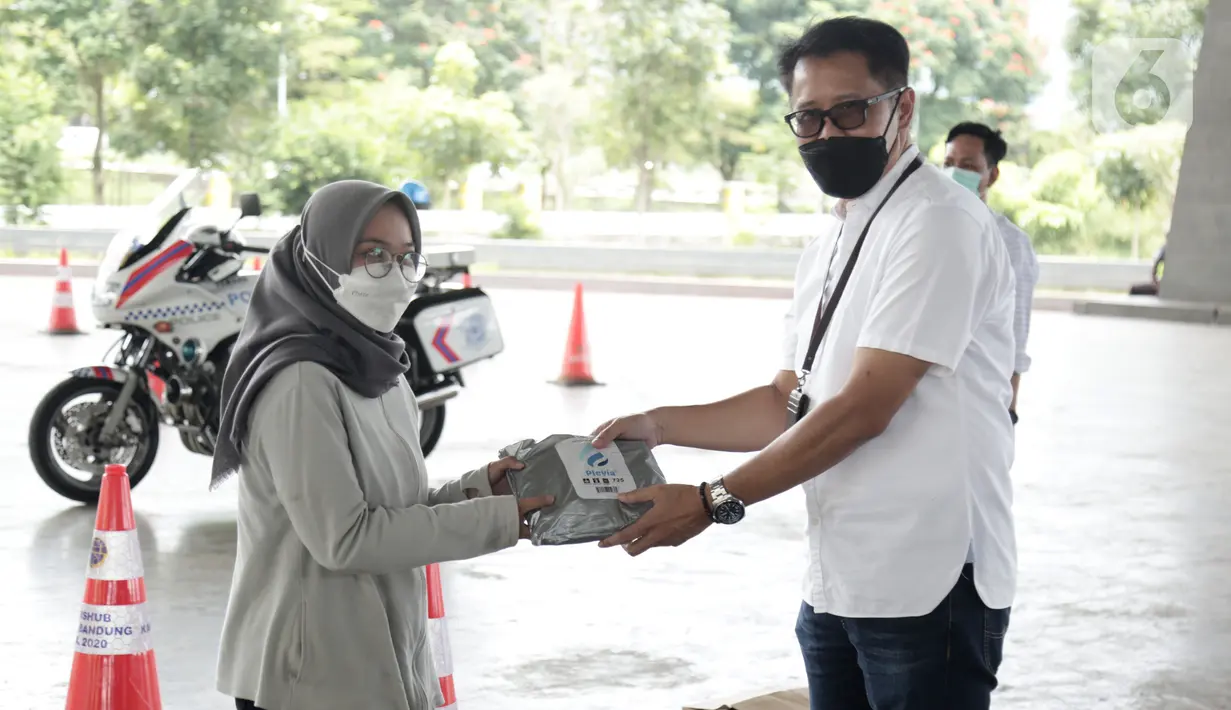 Direktur Utama PT Mitra Utama Madani atau PT MUM, Gung Panggodo memberikan hadiah kepada karyawan AO Mekaar pada safety driving di Bandung, Jawa Barat (5/03/2022). Pelatihan safety driving mewujudkan zero accident dalam bekerja selamat dalam berkendara. (Liputan6.com/HO/PNM)