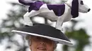 Seorang nenek penggemar balap kuda menggunakan topi yang unik di Ascot Racecourse, Inggris, (16/6). Racegoers adalah sekelompok wanita Inggris yang menyukai balapan kuda. (Reuters / Toby Melville)