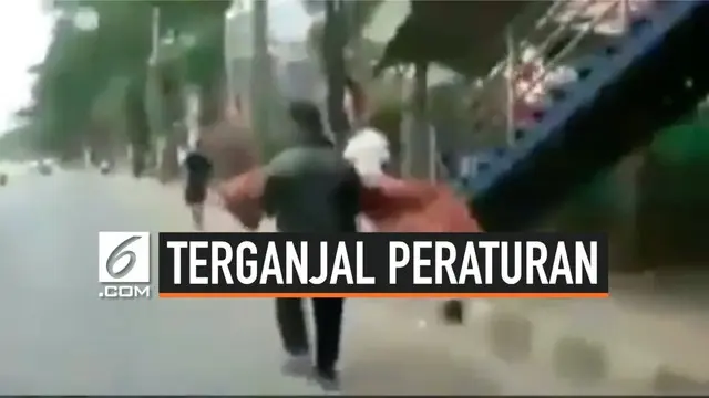 Terganjal peraturan Puskesmas di Cikokol, Tanggerang, seorang paman harus membopong jenazah keponakannya keluar dari Puskesmas tanpa menggunakan kendaraan. Hal ini menarik perhatian masyarakat sekitar.