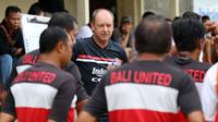 Pelatih Bali United, Hans Peter Schaller, memuji striker anyarnya, Ndumba Makeche. (Bola.com/Muhammad Qomarudin)