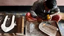 Perajin membuat perhiasan dengan obor las di bengkelnya di Vakurta, pinggiran Dhaka, Bangladesh, 10 Februari 2020. Desa tersebut, yang berjarak 30 menit berkendara dari Dhaka, merupakan pusat para artisan dan perajin perhiasan tradisional Bangladesh. (Xinhua/Stringer)
