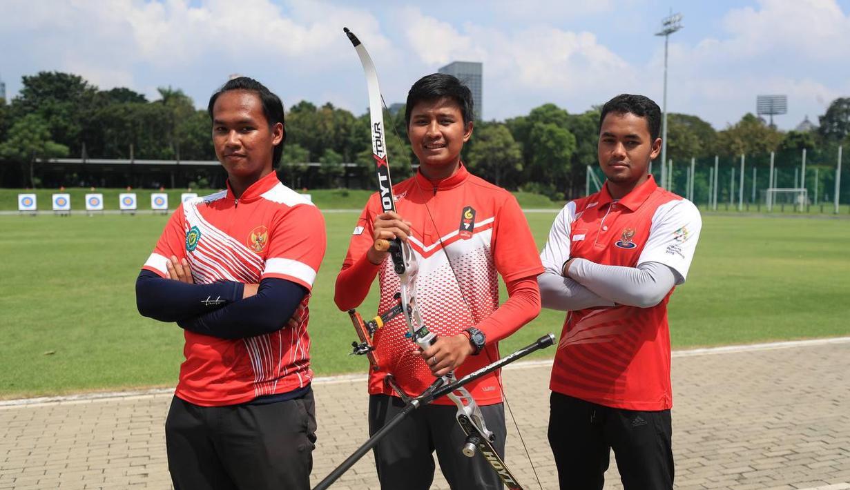 Tim panahan putra Indonesia Riau Ega Agatha Salsabila, Arif Dwi Pangestu, dan Alviyanto Bagas Prastyadi mengamankan tiket ke Olimpiade Tokyo 2020. (Dok. NOC Indonesia)