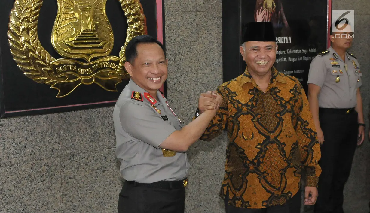 Kapolri Jenderal Tito Karnavian dan Ketua KPK Agus Rahardjo melakukan salam komando di Mabes Polri, Jakarta, Kamis (6/7). Agus Rahardjo dan rombongan menemui Kapolri dan jajarannya untuk bersilaturahmi setelah lebaran. (Liputan6.com/Helmi Afandi)