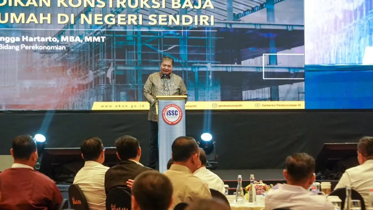 Menko Bidang Perekonomian Airlangga Hartarto dalam acara Seminar dan Rapat Kerja Nasional (Rakernas) III Indonesian Society of Steel Construction (ISSC), Rabu (10/7/2024). (Foto: Kemenko perekonomian)