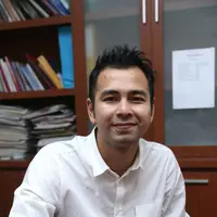 Setelah permintaan maafnya secara terbuka kepada para wartawan Raffi lanjutkan dengan mendatangi Dewan Pers dan Persatuan Wartawan Indonesia yang bertempat di gedung Dewan Pers, Jakarta Pusat. (Nurwahyunan/Bintang.com)