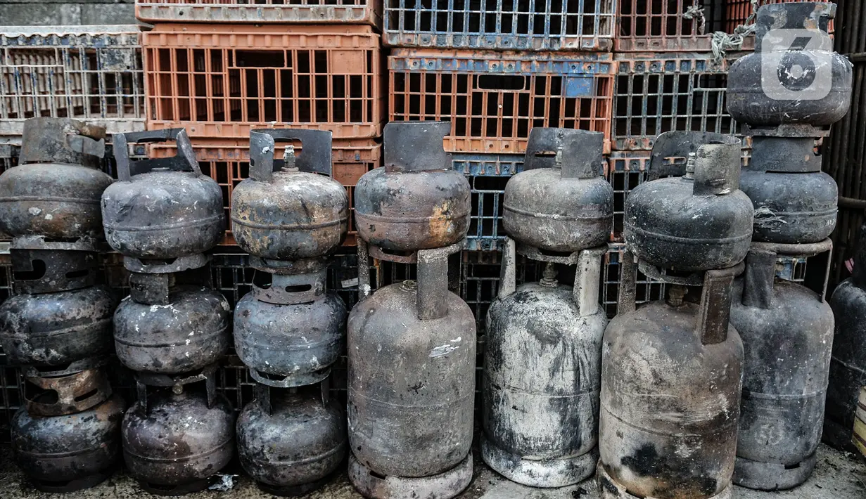 Sisa tabung gas yang menjadi salah satu pemicu kebakaran di Pasar Cempaka Putih, Jakarta, Kamis (24/9/2020). Kebakaran yang diduga akibat ledakan tabung gas dari lapak potong ayam tersebut menghanguskan 807 kios dengan kerugian ditaksir mencapai Rp 9 miliar. (merdeka.com/Iqbal S. Nugroho)