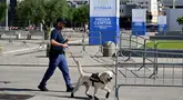Seorang petugas polisi berjalan dengan anjing pelacak di pintu masuk Pusat Media Konferensi Tingkat Tinggi (KTT) G7 di Bari, Apulia, Italia pada tanggal 12 Juni 2024. (Tiziana FABI/AFP)