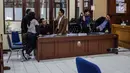 Ketua Wadah Pegawai KPK Yudi Purnomo (ketiga kanan) usai menjalani persidangan gugatan Wadah Pegawai KPK dengan tergugat Pimpinan KPK di Pengadilan Tata Usaha Negara Jakarta, Senin (11/3). (Liputan6.com/Faizal Fanani)
