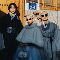 Liburan ke Korea Selatan tak lengkap jika tidak berpose kenakan hanbok. Hal inipula yang dilakukan Bunga Citra Lestari, Tiko Aryawardhana, dan Noah Sinclair [@itsmebcl]